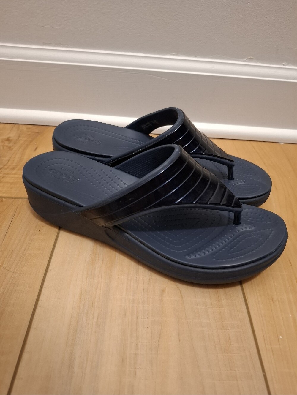 Crocs Sandals Women's Monterey Wedge Thong Comfort Summer Cushioned Glossy Strap